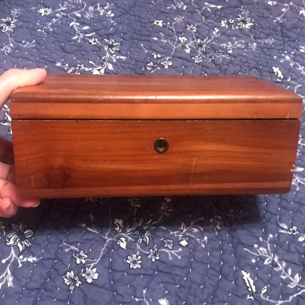 Mini Lane Cedar Chest - Picture 2 of 9